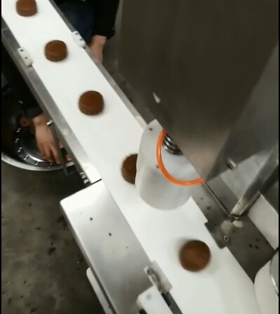 Torta comercial de la luna que hace la máquina, máquina que encrusta automática